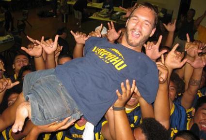 أشهر متحدّ للإعاقة في العالم يقضي شهر العسل مع زوجته الجديدة